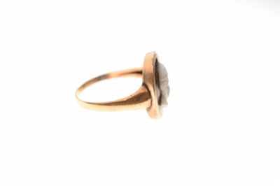 Lot 25 - Early 19th century carved sardonyx cameo ring depicting Socrates