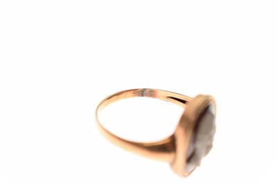 Lot 25 - Early 19th century carved sardonyx cameo ring depicting Socrates