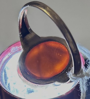 Lot 25 - Early 19th century carved sardonyx cameo ring depicting Socrates