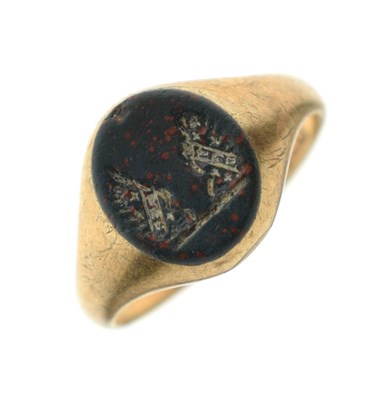 Lot 83 - Bloodstone agate intaglio 9ct gold signet ring