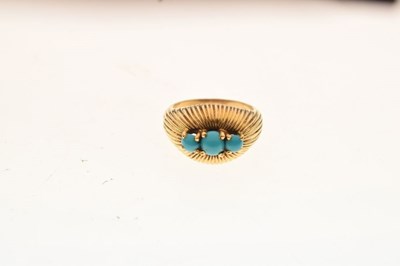 Lot 22 - Turquoise three stone gold ring