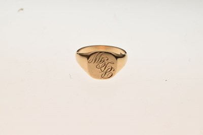 Lot 21 - 9ct gold signet ring