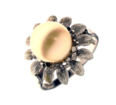 Lot 43 - Chinese pearl flower ring