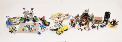 Lot 450 - Lego - Quantity of Legoland knights and spaces sets, etc