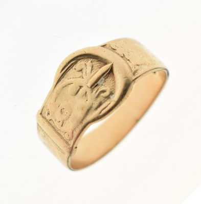 Lot 51 - 9ct gold buckle ring