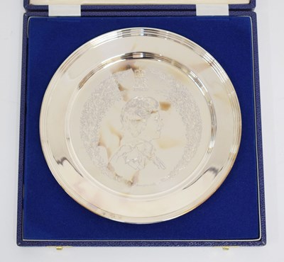 Lot 237 - Elizabeth II limited edition silver salver or plate commemorating the Silver Jubilee 1977