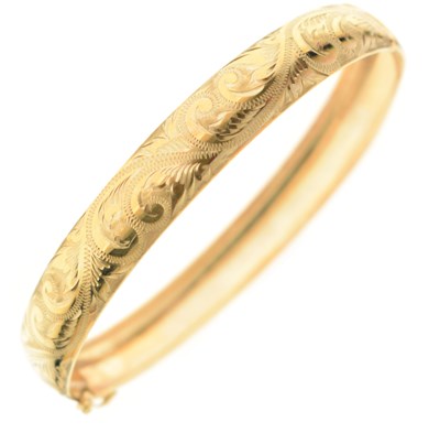 Lot 143 - 9ct gold oval hinged bangle