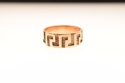 Lot 82 - 9ct gold Greek key design ring