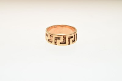 Lot 82 - 9ct gold Greek key design ring