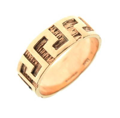 Lot 82 - 9ct gold Greek key design ring