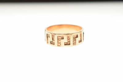 Lot 82 - 9ct gold Greek key design ring