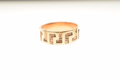 Lot 82 - 9ct gold Greek key design ring