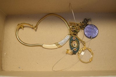 Lot 105 - Assorted costume jewellery