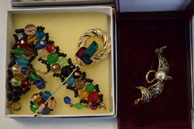 Lot 105 - Assorted costume jewellery