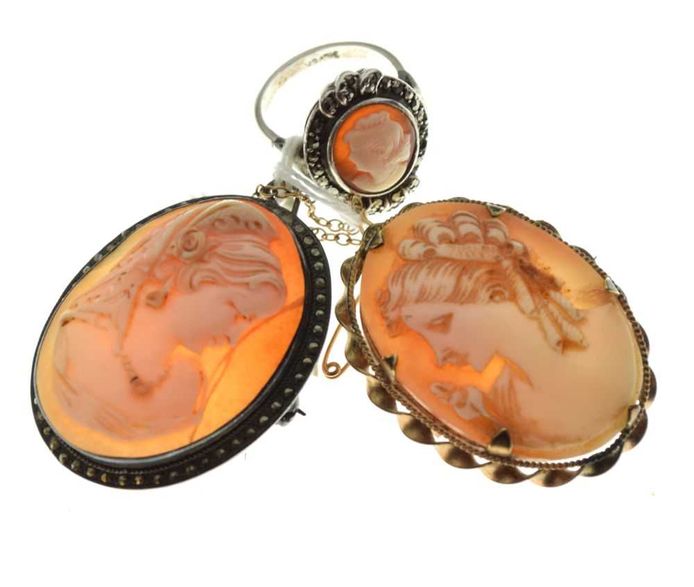 Lot 60 - Two cameo brooches