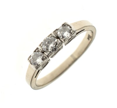 Lot 15 - Three-stone diamond ring