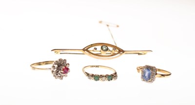 Lot 151 - Three gem set dress rings and a brooch