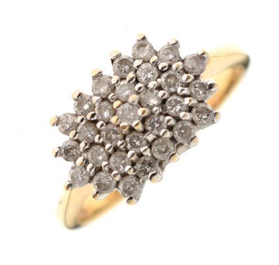 Lot 6 - Diamond cluster 18ct gold ring