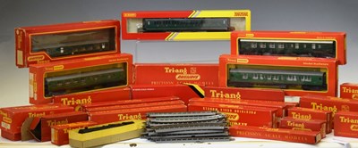 Lot 513 - Group of boxed 00 gauge railway trainset coaches