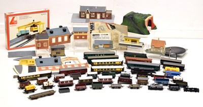 Lot 500 - Mixed group 00 gauge railway trainset coaches, tanks and wagons