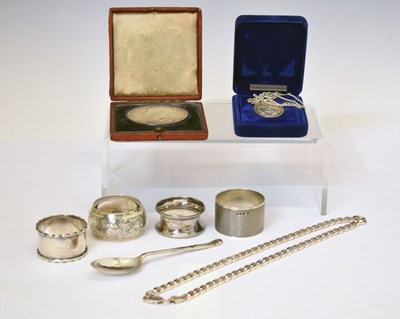 Lot 224 - Quantity of silver to include four silver napkin rings, filed curb link chain,etc