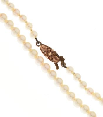 Lot 100 - Graduated cultured pearl necklace