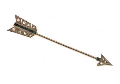 Lot 92 - Art Deco arrow jabot pin, set calibre emeralds and rose cut diamonds