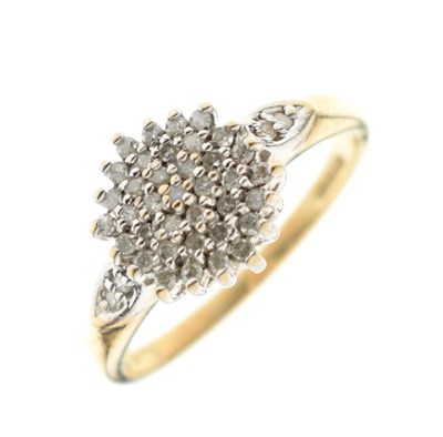 Lot 9 - 9ct gold diamond cluster ring