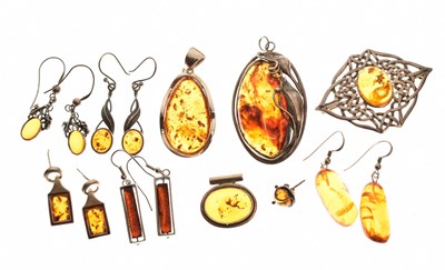 Lot 91 - Kit Heath Celtic-style amber silver bar brooch