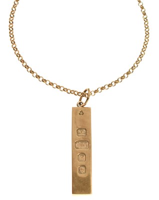 Lot 113 - 9ct gold ingot pendant and a 9ct gold belcher link chain