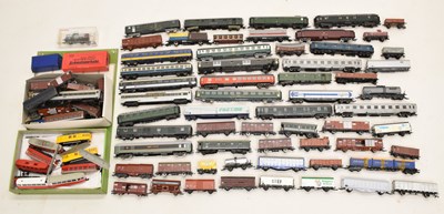 Lot 505 - Extensive collection of 00 gauge railway trainset rolling stock, wagons, etc