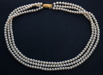 Lot 110 - Triple-row freshwater pearl necklace