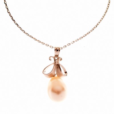 Lot 124 - Cultured pearl and diamond set 14ct white gold pendant