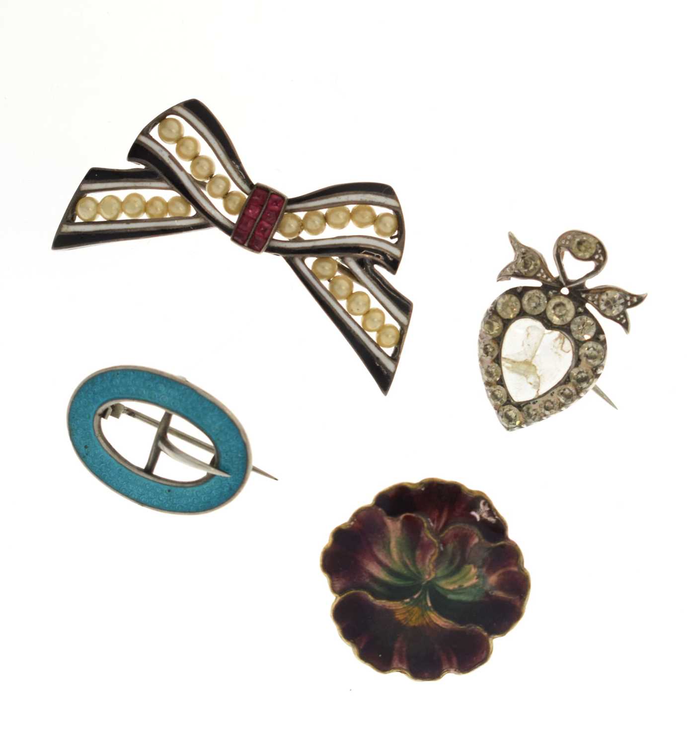 Lot 89 - Collection of Edwardian brooches