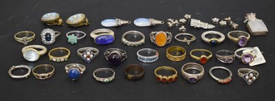 Lot 171 - Collection of silver and other rings