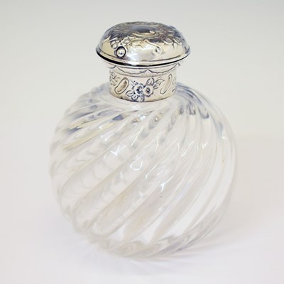 Lot 250 - Victorian silver mounted scent bottle with spiral reeded glass