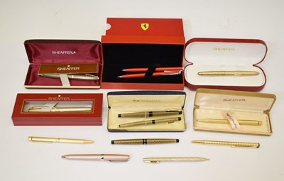 Lot 280 - Quantity of Sheaffer pens to include Sheaffer Ferrari pen and pencil set, etc