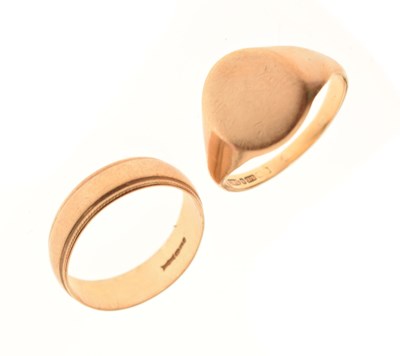 Lot 126 - 9ct gold signet ring and 9ct gold wedding band