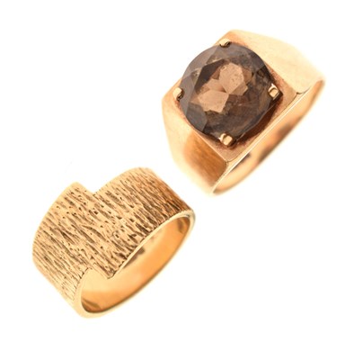 Lot 103 - Two 1970s 9ct gold rings