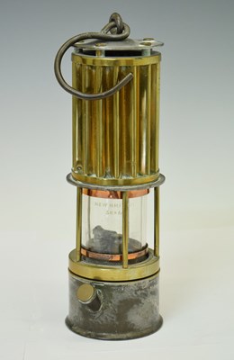 Lot 318 - Miners safety lamp