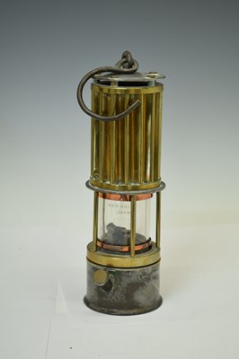 Lot 318 - Miners safety lamp