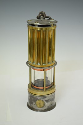 Lot 318 - Miners safety lamp