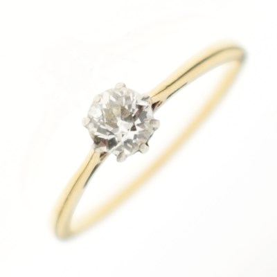 Lot 105 - Single stone diamond ring