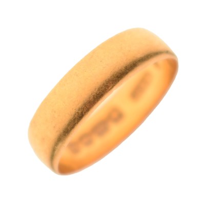 Lot 120 - 22ct gold wedding band