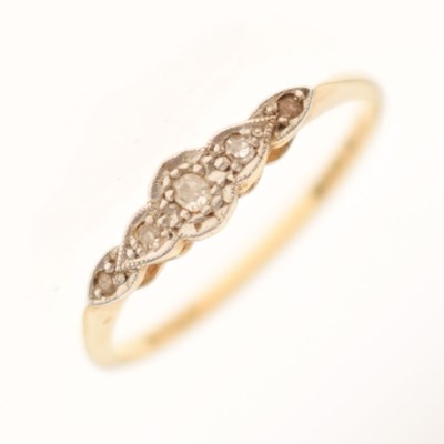 Lot 107 - Graduated five-stone diamond ring