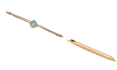 Lot 133 - Early 20th century yellow and white metal bar brooch set single faceted blue zircon