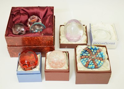 Lot 71 - Collection of glass paperweights