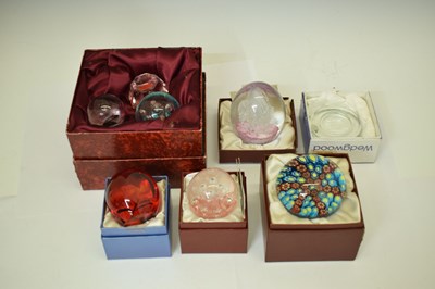 Lot 71 - Collection of glass paperweights