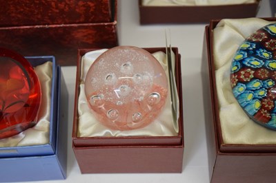 Lot 71 - Collection of glass paperweights