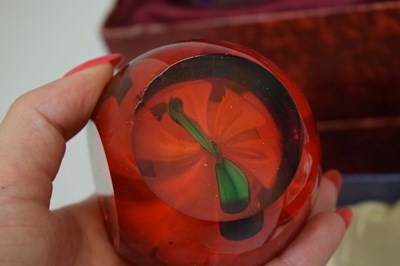 Lot 71 - Collection of glass paperweights